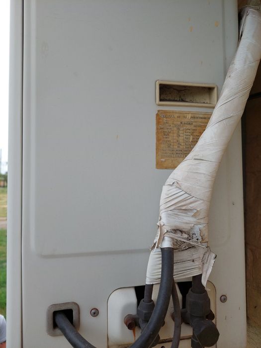 Продаются зовнішні блоки 2 шт. кондиціонерів характеристики на фото