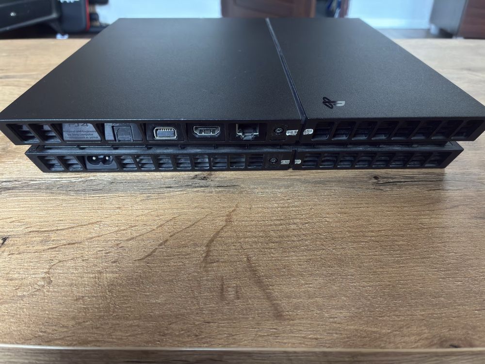 Ps4 1tb 2 pady + 5 gier. Używany