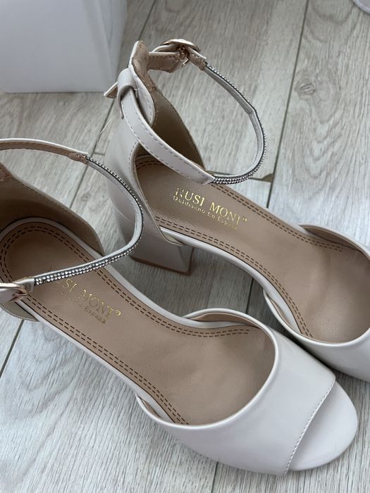 Зручні лакові туфлі