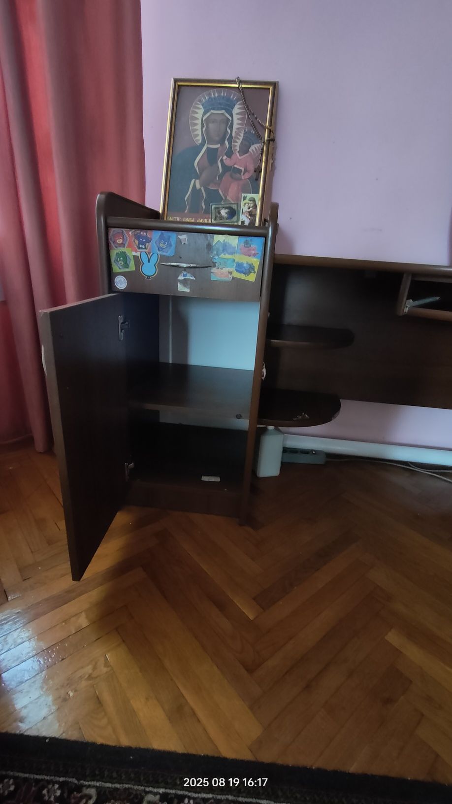 Комп'ютерний стіл