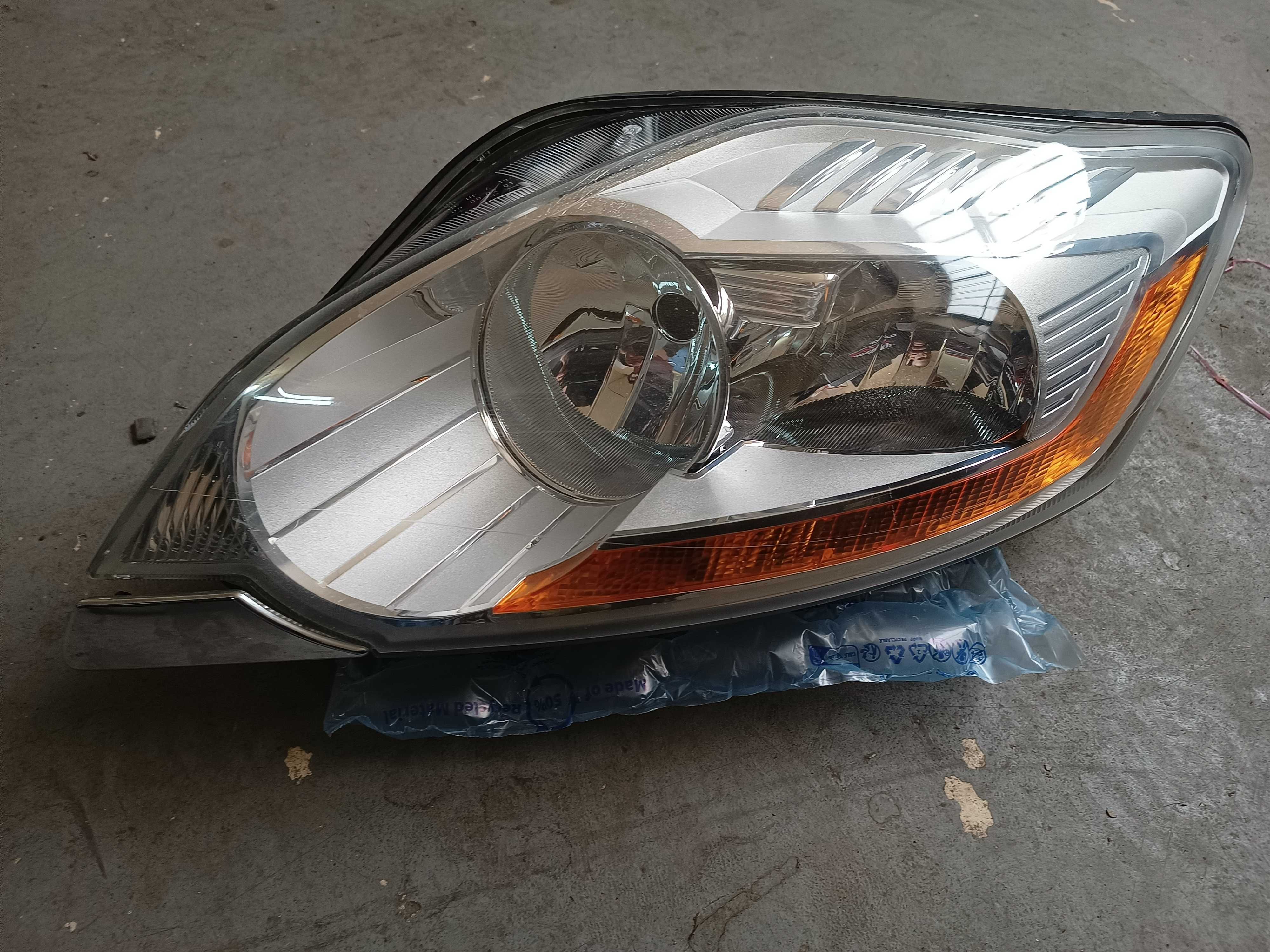 Ford Kuga mk1  lampa lewy przód europa