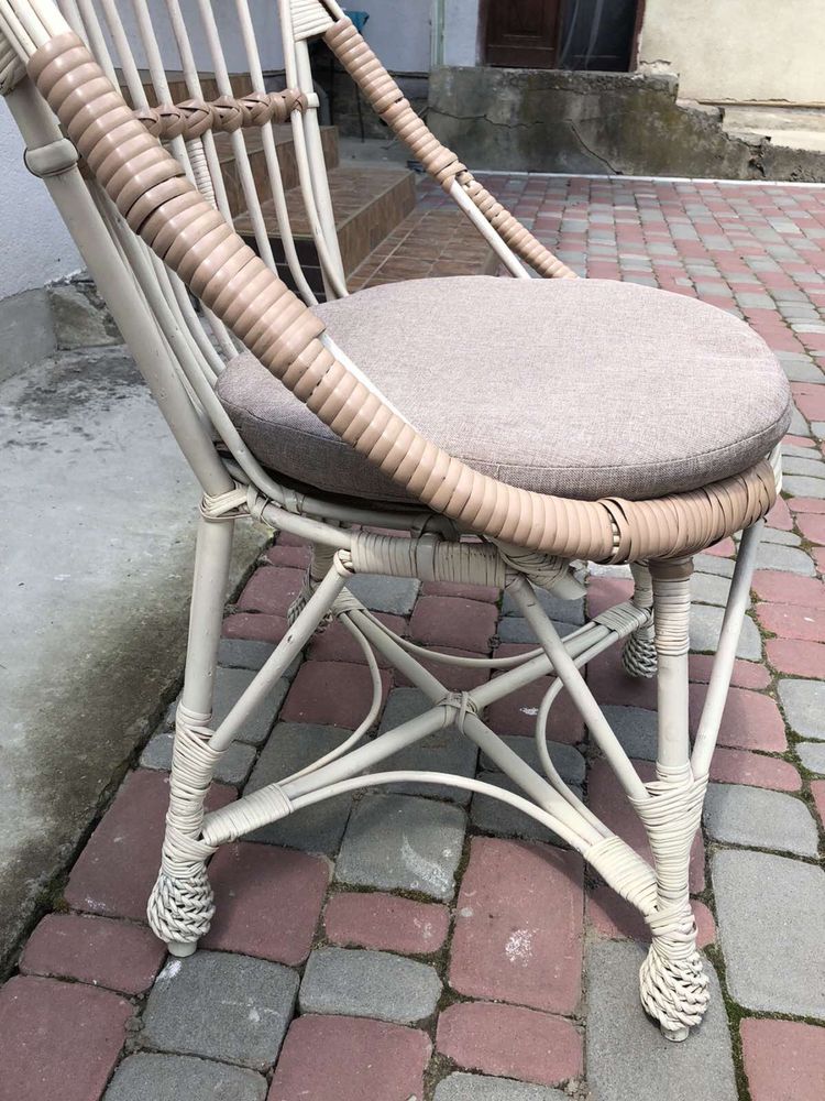 Крісло з ротангу, плетене з лози в ідеальному стані