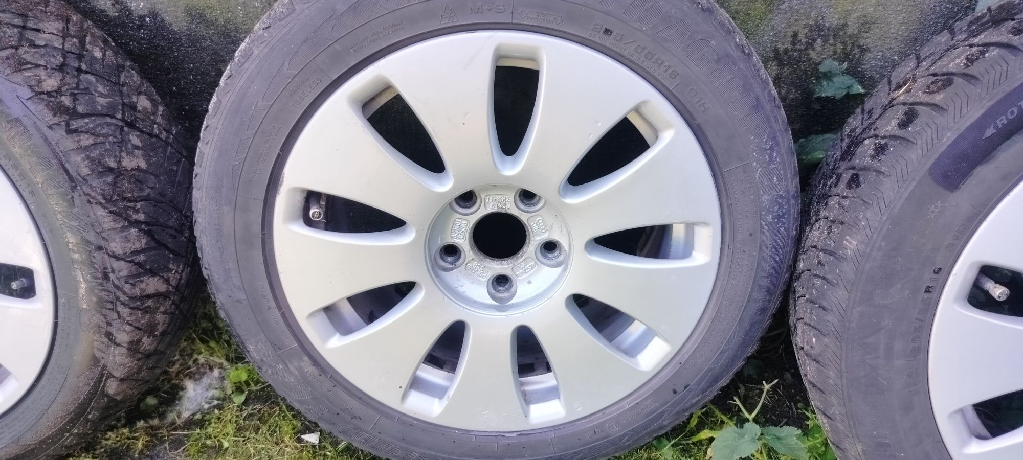 Felgi koła  ET42 16 z oponami audi