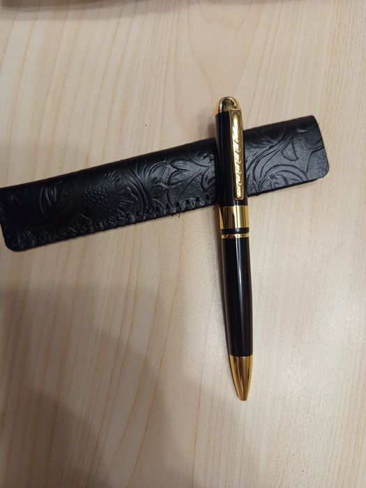 Ручка шариковая в чехле из натуральной кожи.