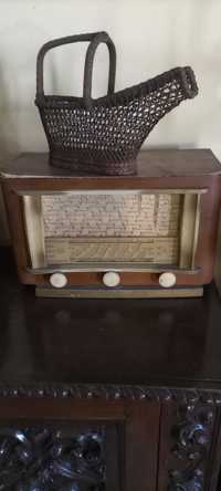 Rádios antigos e jerrican