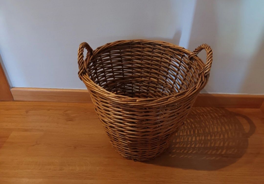 Cesta de verga em formato cónico