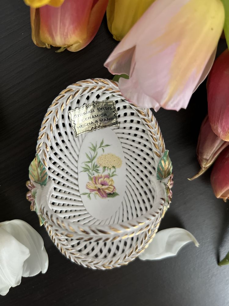 Porcelanowy koszyczek z motywem kwiatowym Hiszpania