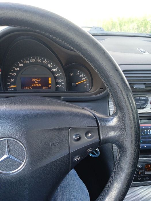 Смарагдовий  Мерседес-Веnz  С200 купе автомобіль на  газу