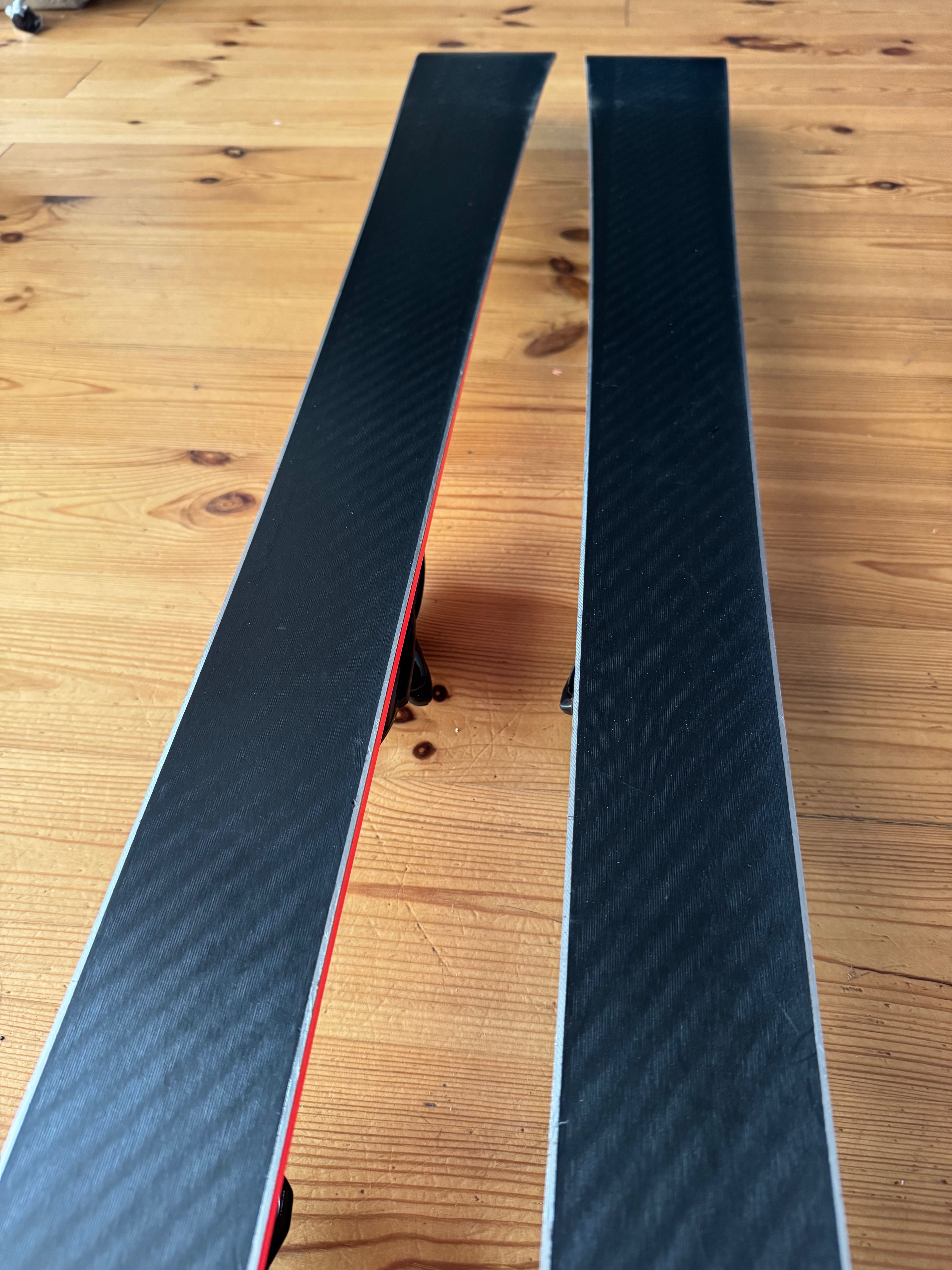 Rossignol React R8 TI Narty Zjazdowe + NX 12 Konect GW