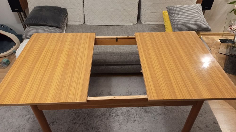 Stół drewniany z rozsuwanym blatem