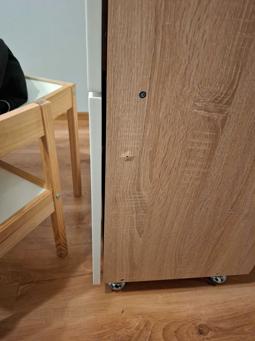 Szafka z szufladą i mechanizmem push-to-open