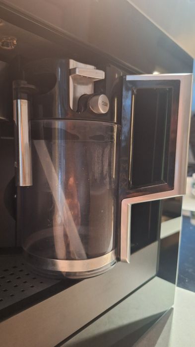 Ekspres do zabudowy AEG