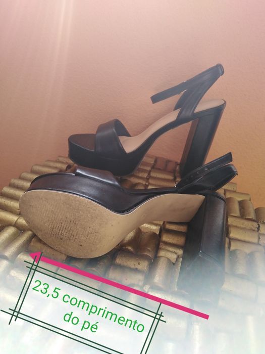 Sandália de salto alto