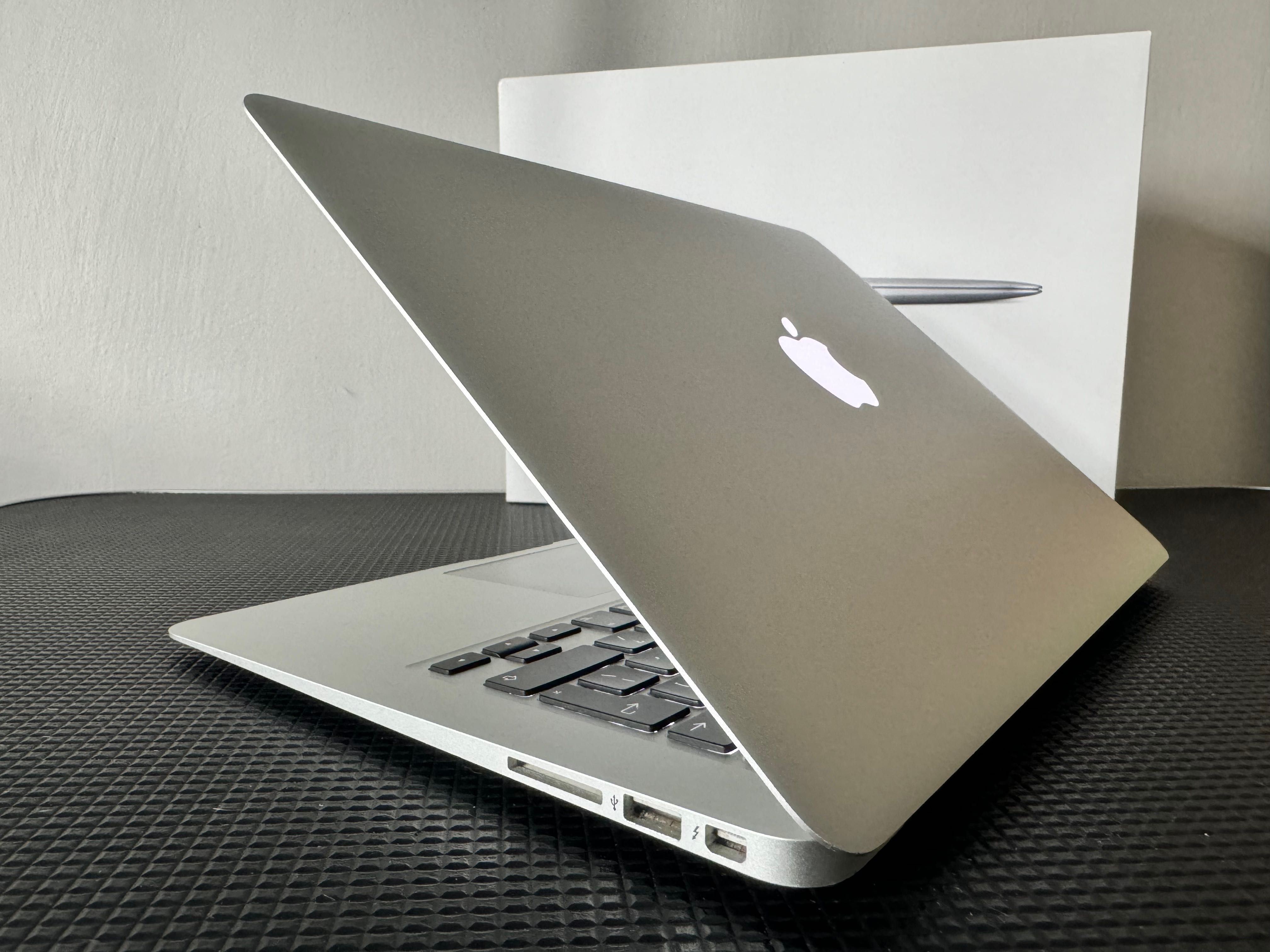 MacBook Air A1466, 2015 8 Gb 256 GB Sonoma, Idealny