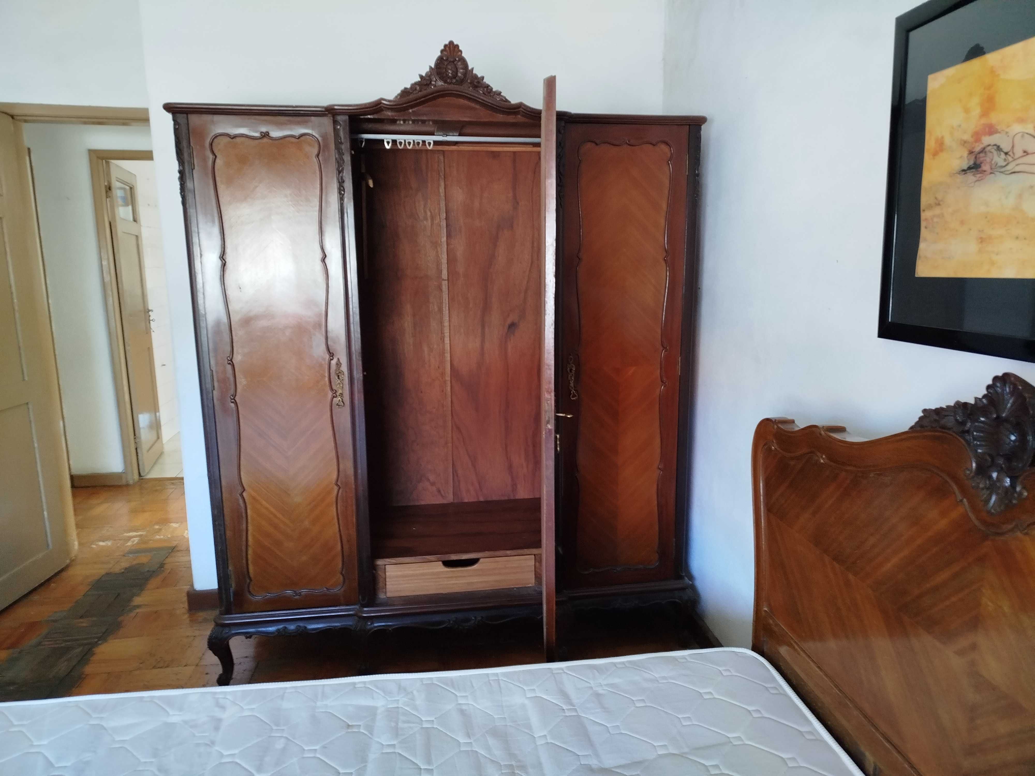 Guarda vestidos em madeira maciça e cor castanho