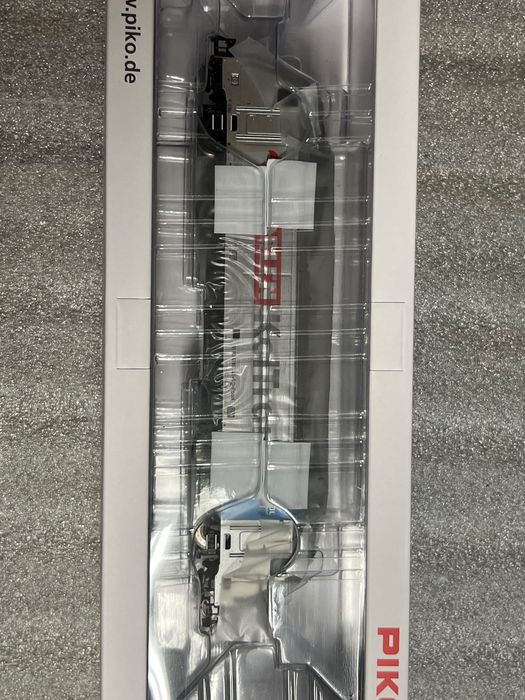 Lokomotywa EU43 i 2 Cysterny Orlen