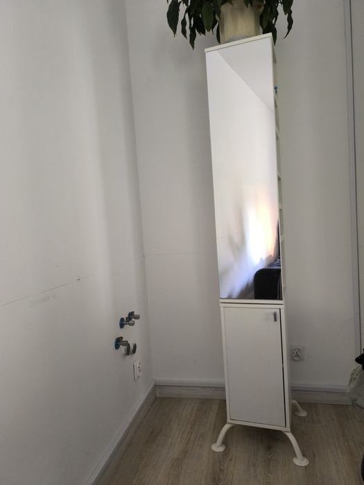 Piękna,funkcjonalna ikeowska szafka obrotowa z lustrem .