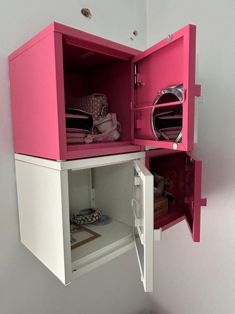 Móvel de Parede com 4 Compartimentos – Branco e Rosa