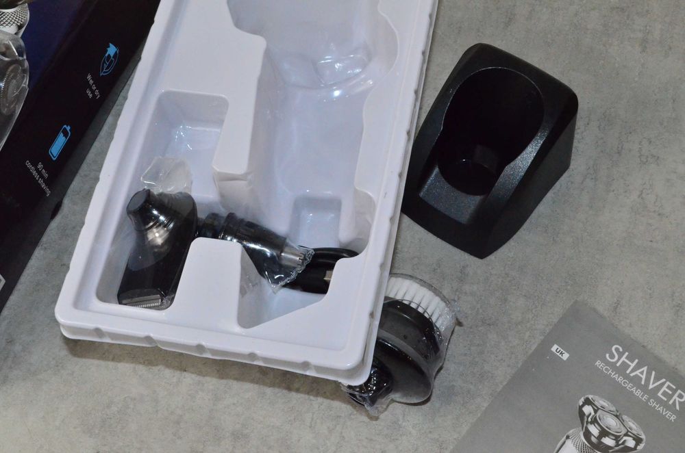 Wielofunkcyjna maszynka do golenia dla mężczyzn z wymiennymi ostrzami