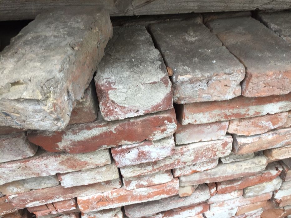 Czerwona stara  cegła z rozbiórki, loft, Druga Wojna Swiatowa