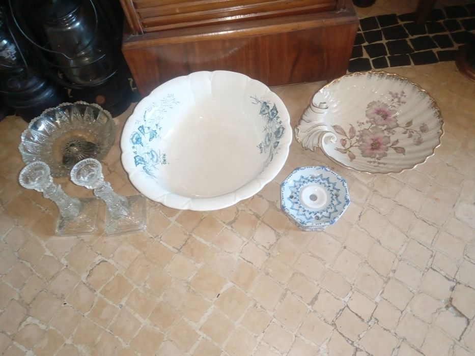 Faiança, porcelana, vidro e cristal antigos