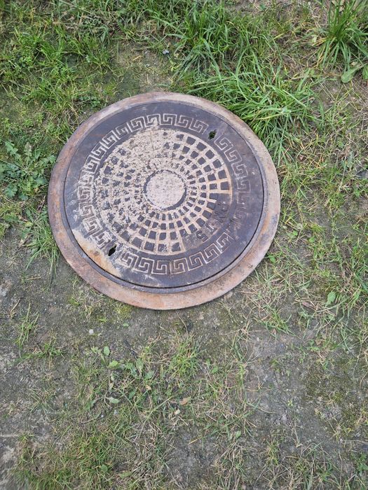 Właz żeliwne.     .