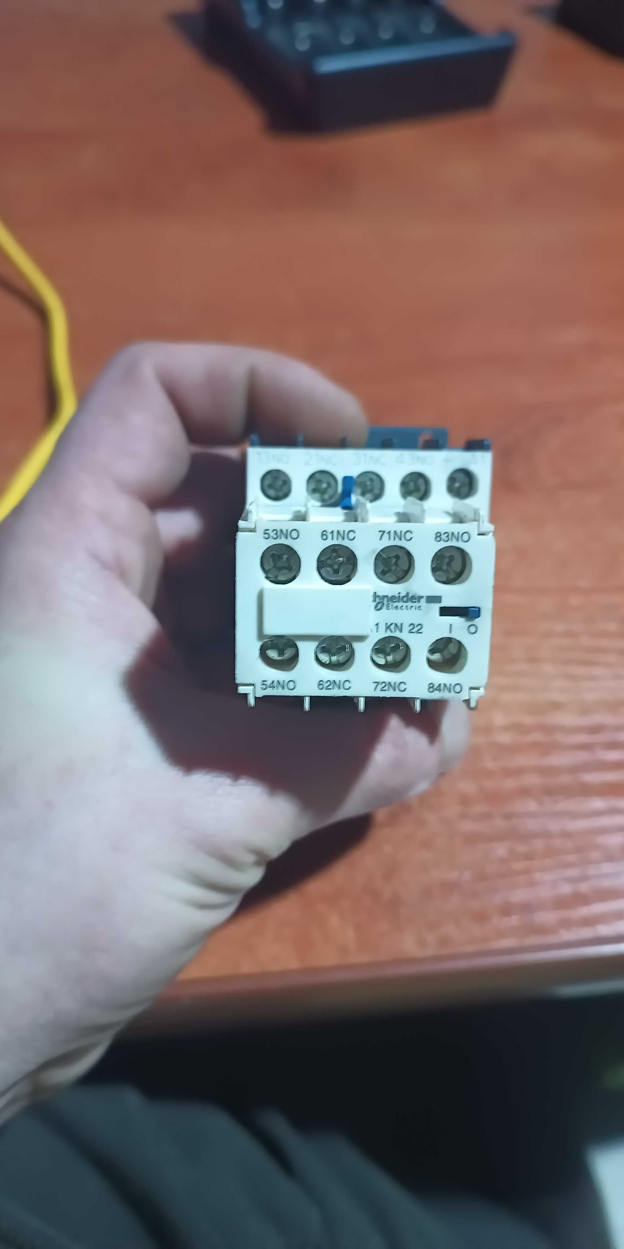 Schneider Stycznik pomocniczy 10A 2Z 2R 24V DC (CA3KN22BD) + LA1KN22