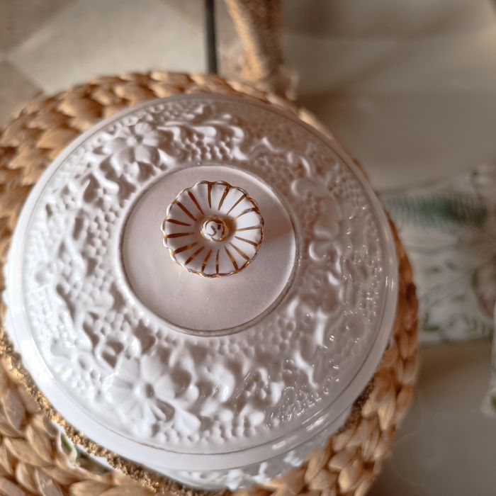 Terrina antiga louça de Alcobaça com flores em relevo