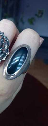 Pierścionek srebrny z czarnym kamieniem