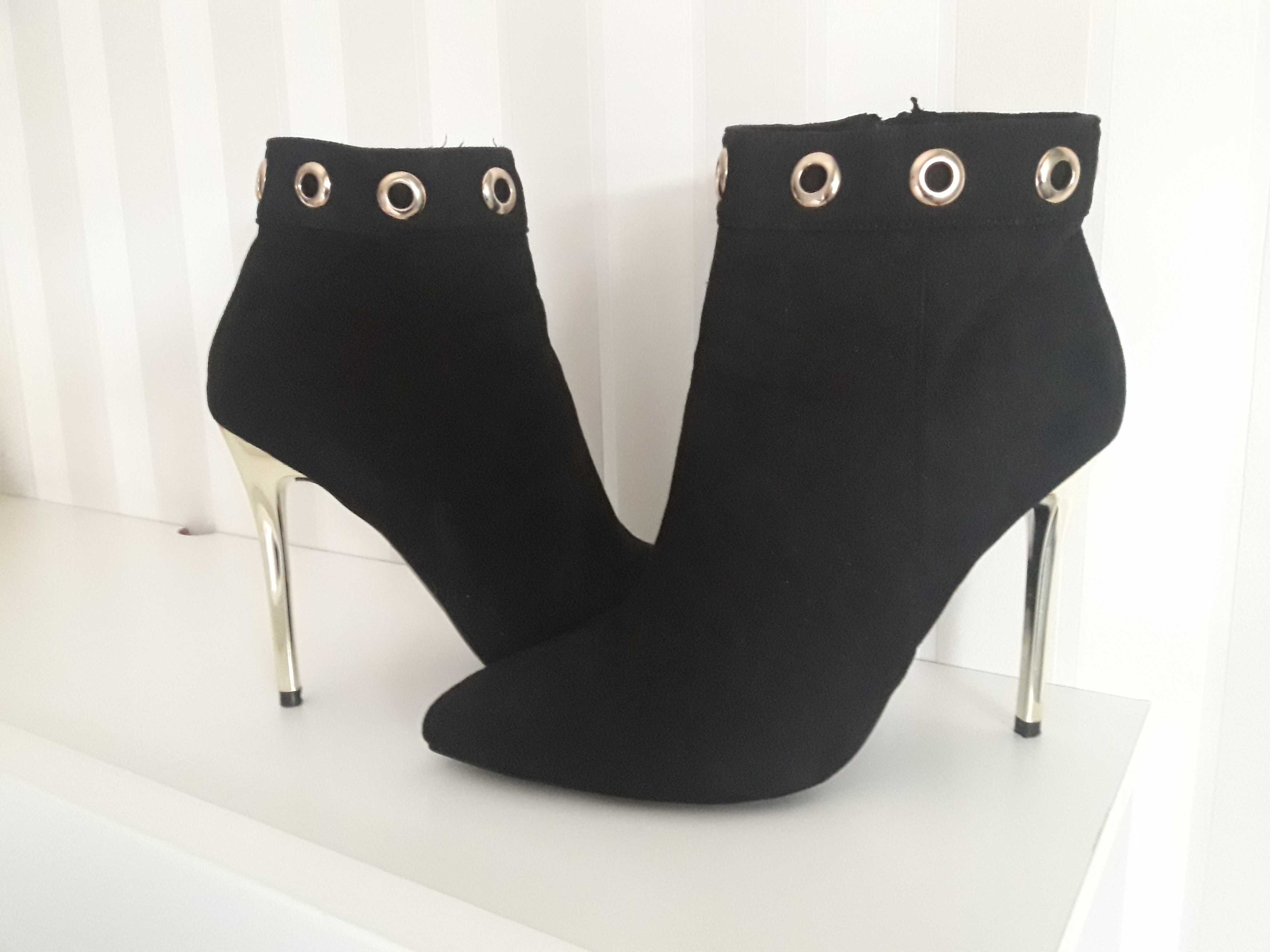 Botins elegantes de mulher