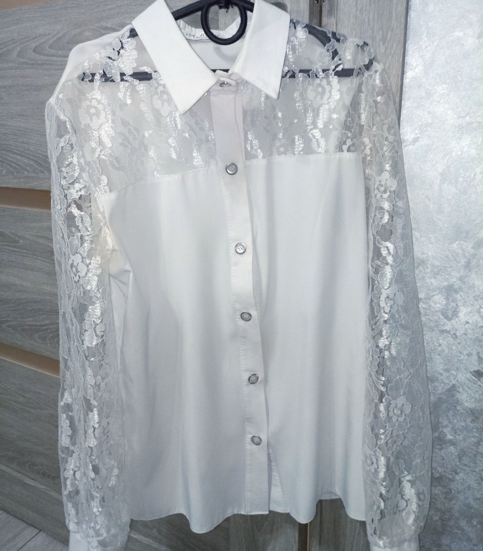 Чудова біла блузка