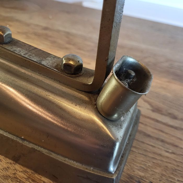 Stare żelazko elektryczne z drewnianą rączką