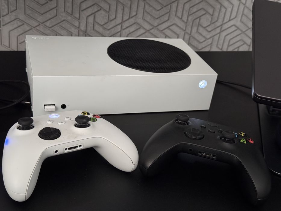 Xbox series s + 2 контроллери акумуляторні із зарядкою та кейс