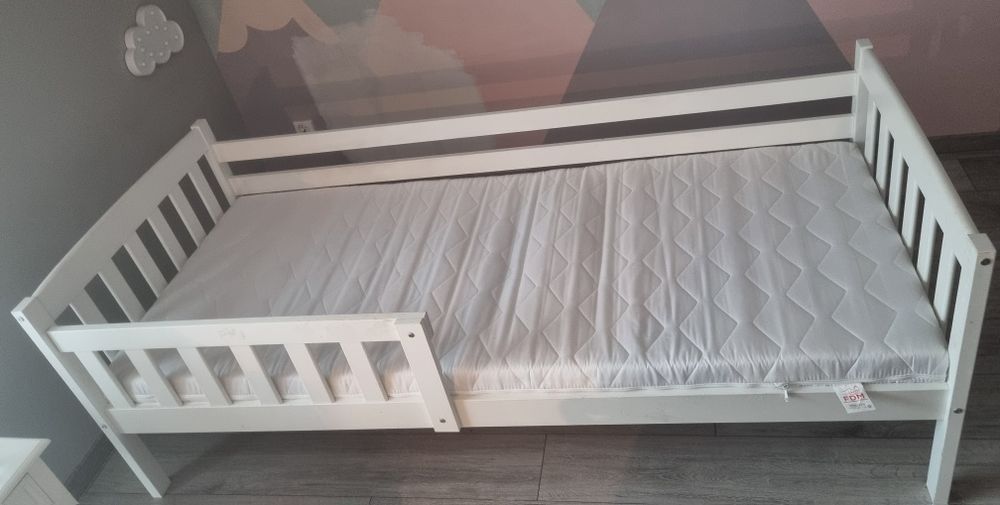 Łóżko z materacem i pojemnikiem