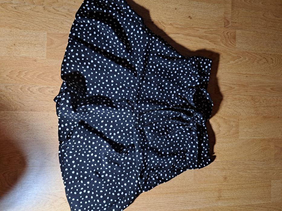 Saia-calção preta ás bolinhas brancas Stradivarius XS