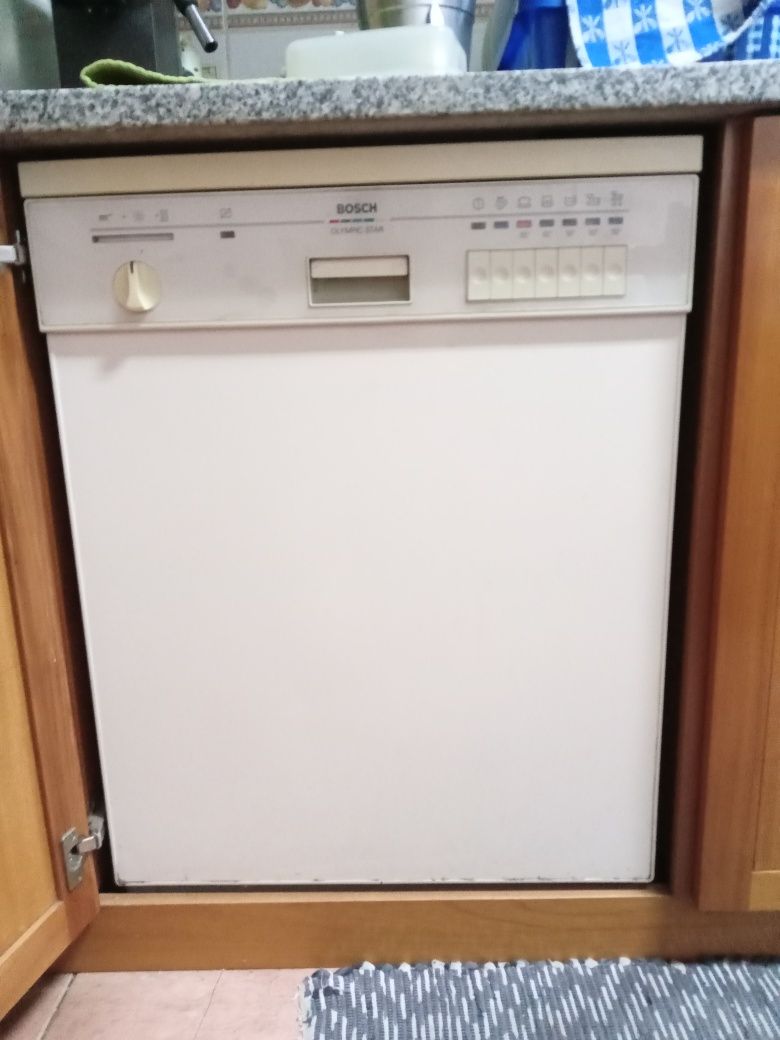 Máquina de lavar loiça Bosch.