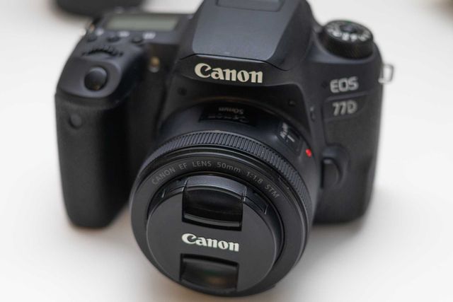 CANON 77D + 50mm 1.8STM + 18-55MM, 2 baterie.