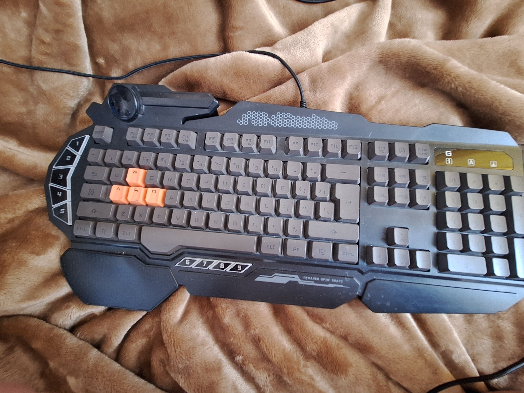 A4Tech Bloody B314 lub B318, dedykowana graczom. Jest to klawiatura m