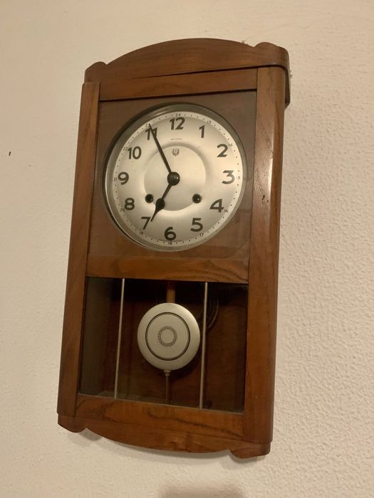 Relogio de madeira com pendulo