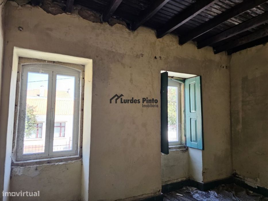 Moradia dois pisos para restauro - Castelo Branco