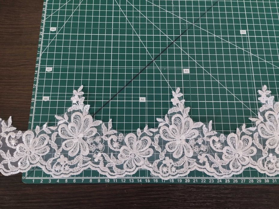 Мереживо високої якості біле і молочне з паєтками нове на метраж
