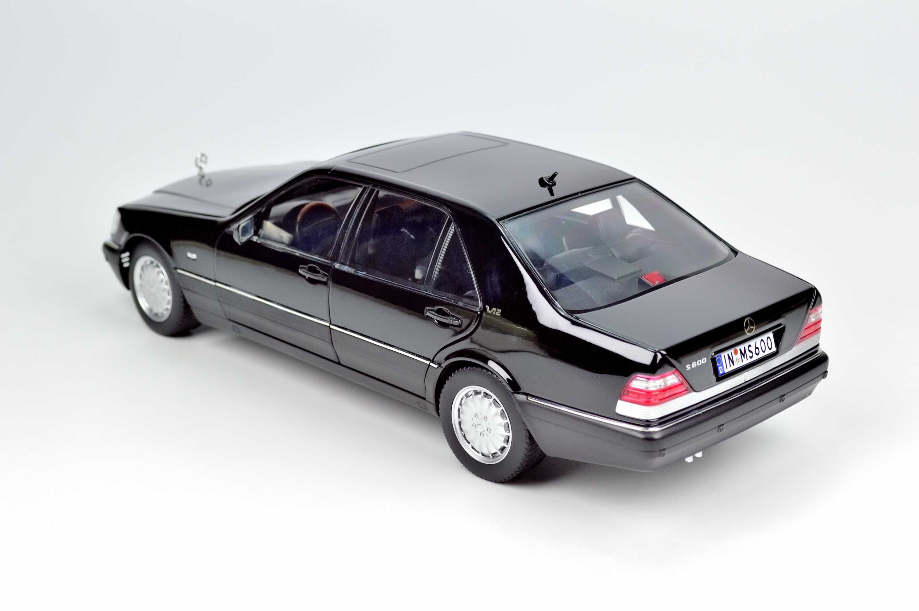 Модель 1:18 Mercedes S600 W140 Black