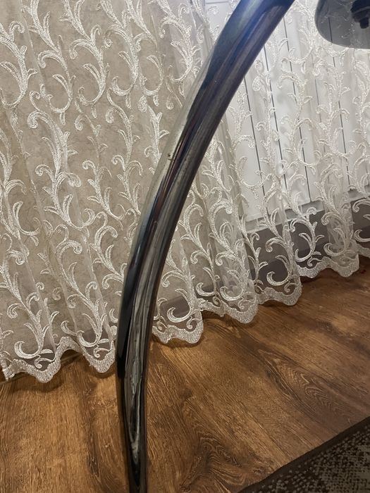 Стіклянний стіл.