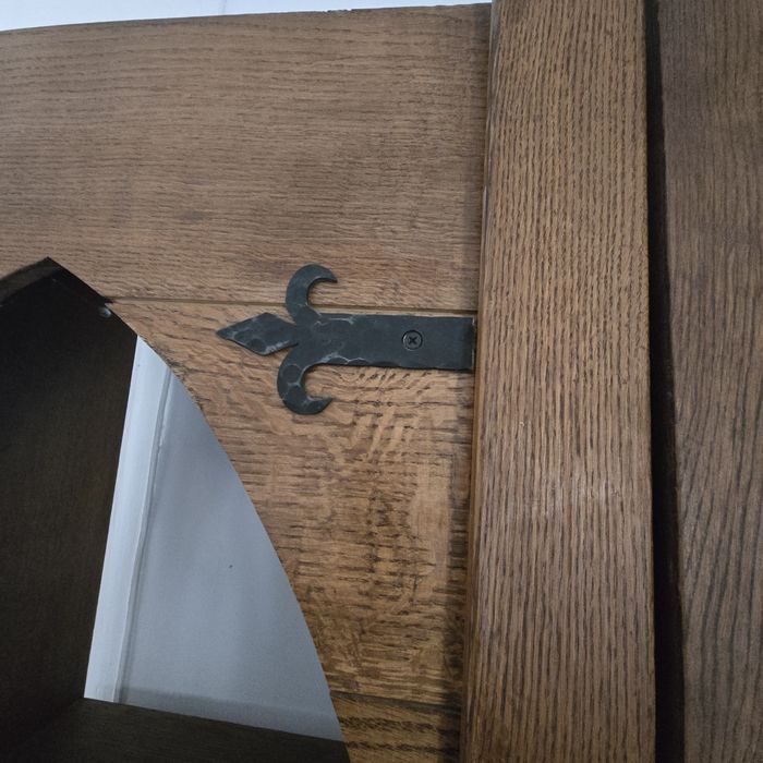 Stylizowany regał w rustykalno-gotyckim stylu z oświetleniem