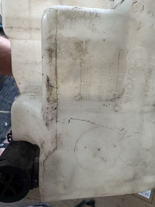 Бачок  омывателя тойота