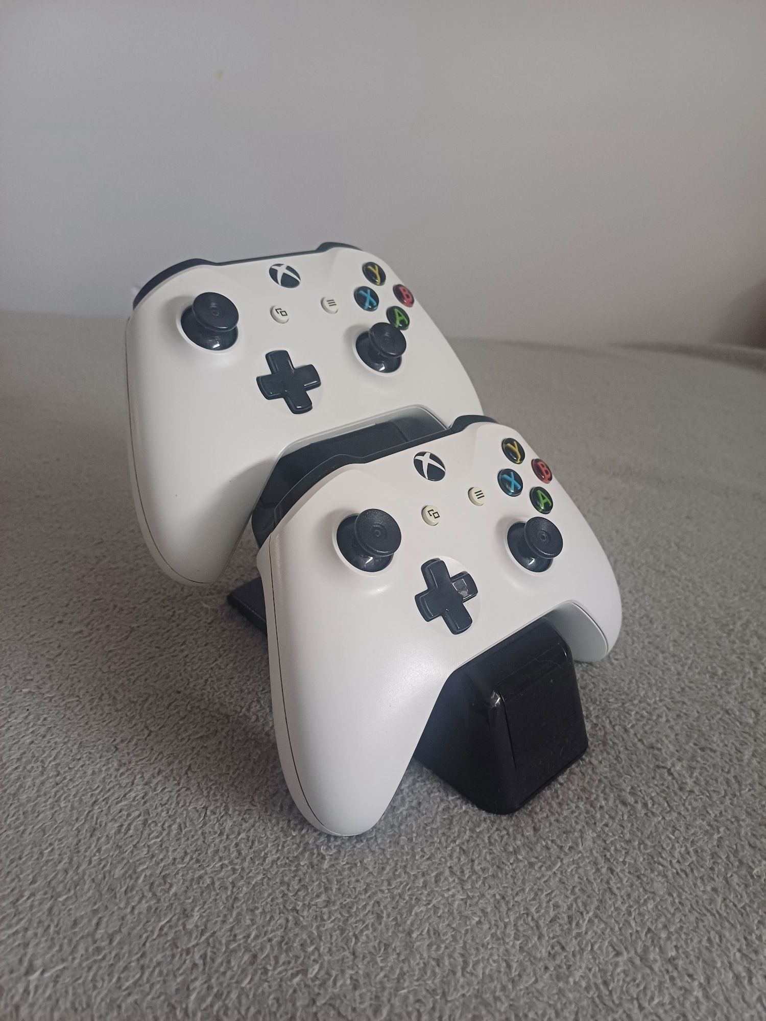 Xbox One S 500 GB + 2 pady + stacja ładująca + 11 gier + przejściówka