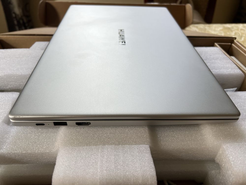Huawei Matebook D15 i5 8gb ram 512gb ssd