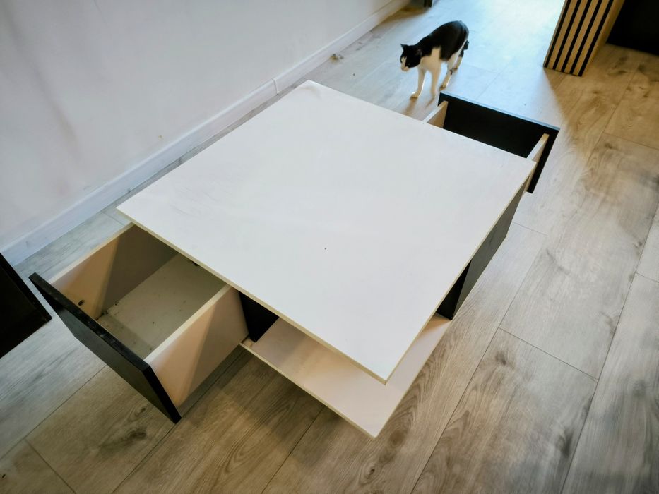 Stolik pokojowy z szufladami na kółkach 80x80 bialy