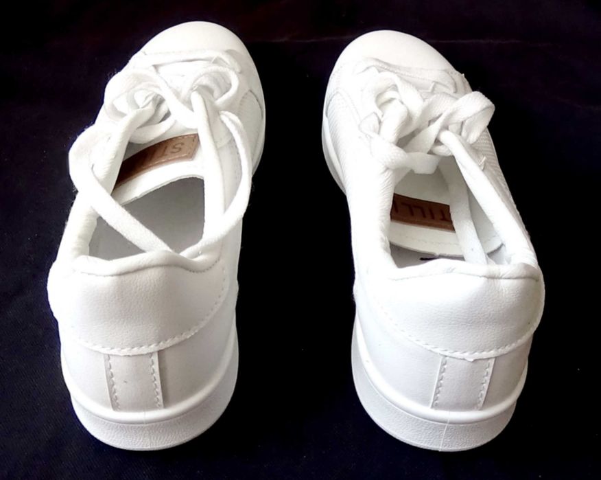 Продам кроссовки, бренд "STILLI", белый цвет , размер 37 .