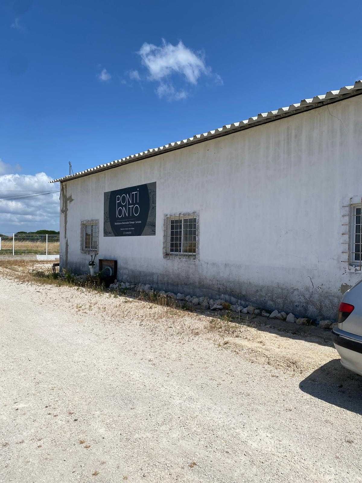 Arrenda-se Armazem com 200m2, em Benavente
